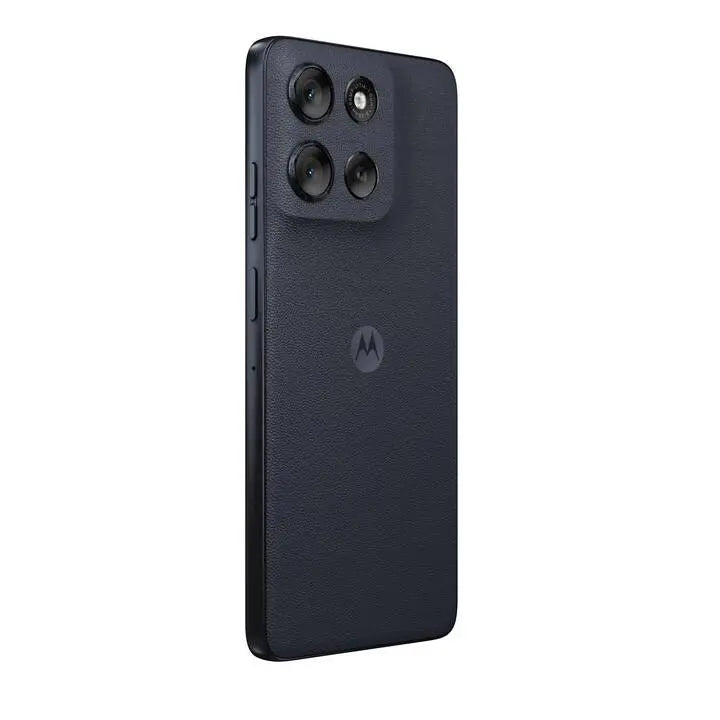 Motorola Moto G56 5G sul retro con cover texture scura, modulo fotocamere triplo/quadrro e logo Motorola visibile.