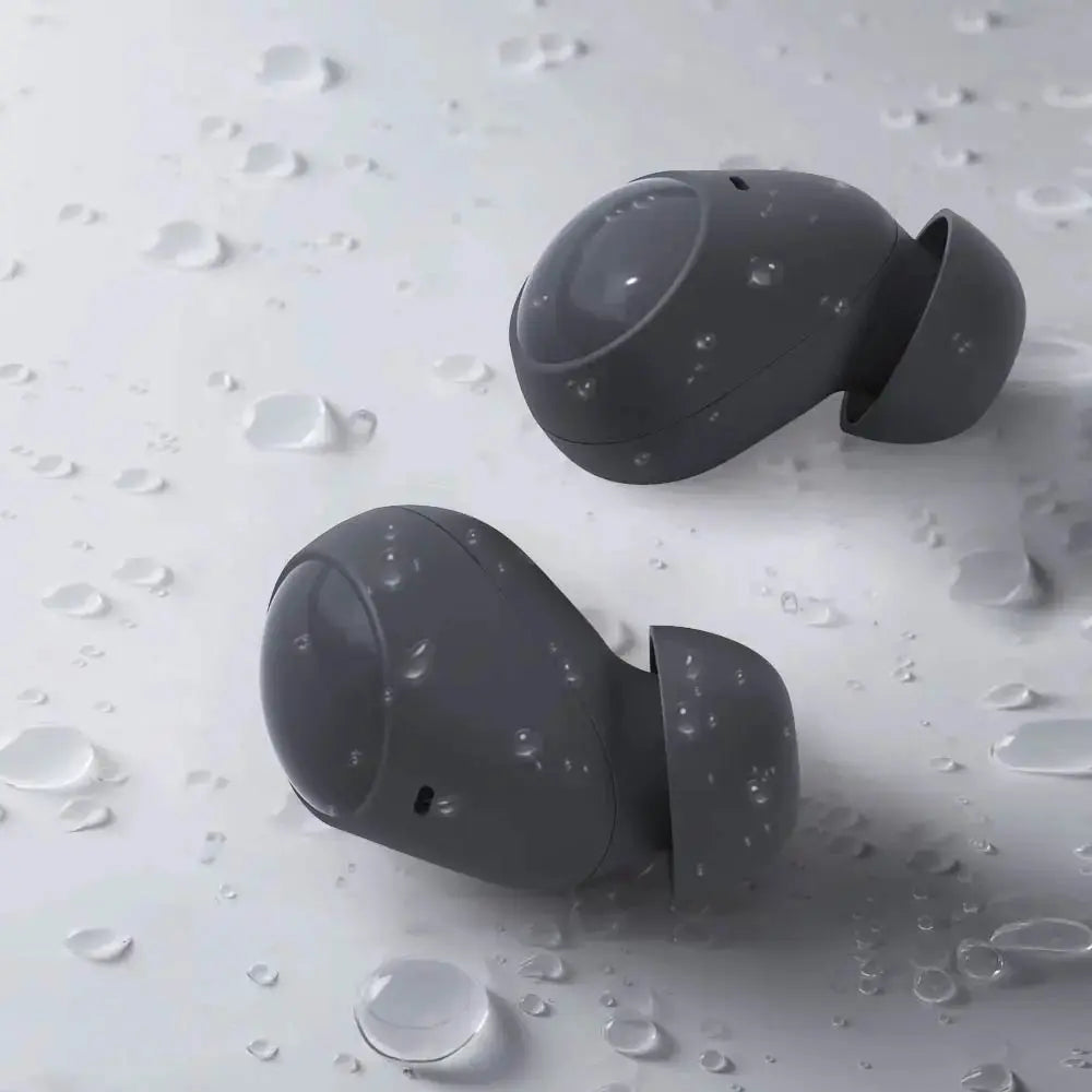 Cuffie Bluetooth AUKEY grigio: verdadero wireless-style auricolari sportivi con cuscinetti morbidi, coperti di gocce d’acqua su sfondo chiaro.