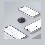 Cuffie Bluetooth AUKEY grigio, con custodia, tre smartphone aperti mostrano l’app di controllo audio.