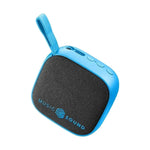 Kompakter Bluetooth-Lautsprecher in Hellblau mit warmem Latex, Mikrofon, elastischem Band und Music-Sound-Logo auf der Vorderseite.