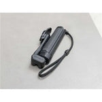 Laccetto quad lock nero con supporto rigido e tracolla, accessorio per fissaggio, foto ravvicinata su piano chiaro