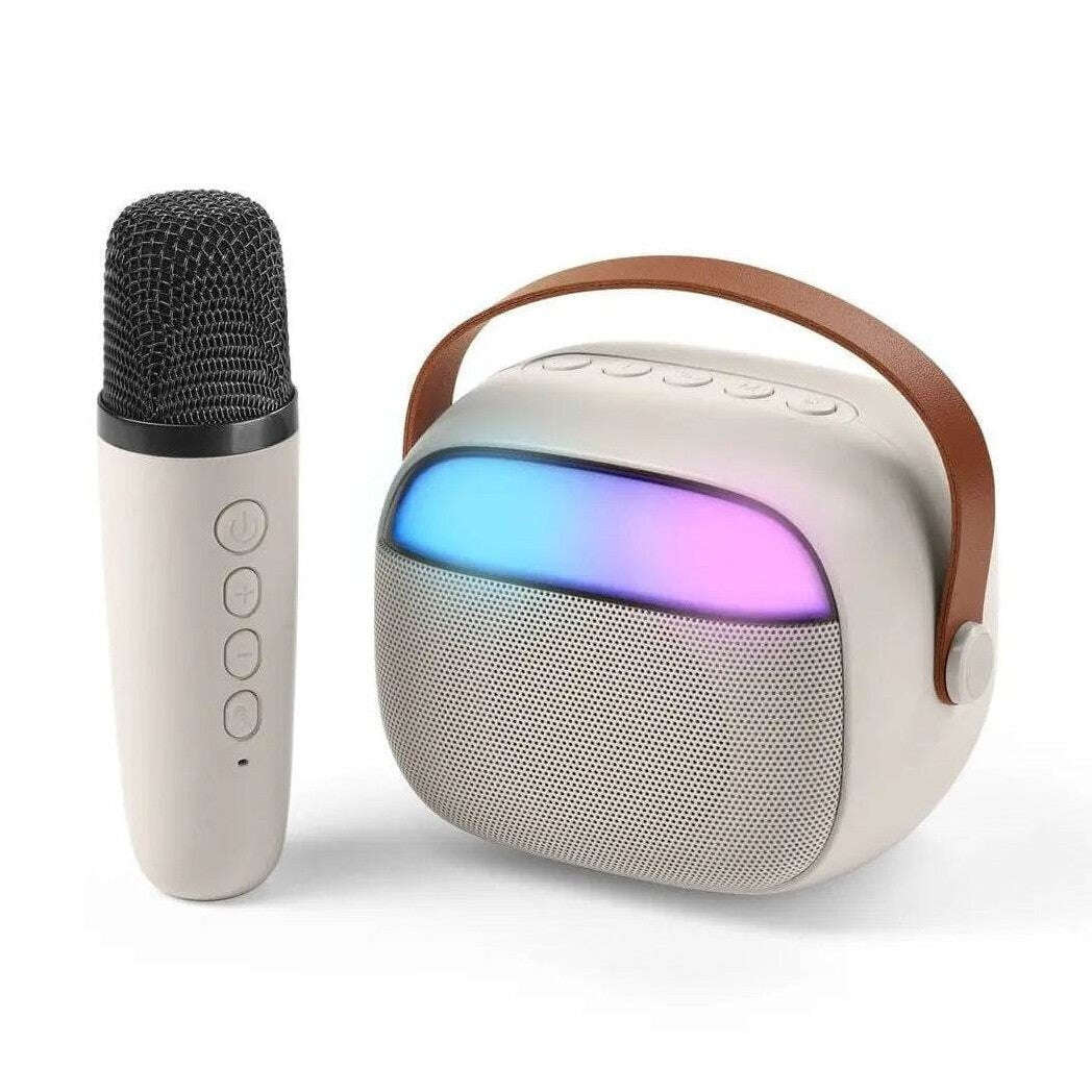 Bluetooth-Karaoke-Speaker mit kabellosem Mikrofon: Handmikrofon, schwarze Unterseite, Präsentation mit tragbarem Lautsprecher in Beigetönen und mehrfarbiger LED-Beleuchtung.