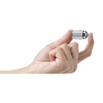 Caricabatterie per auto mini 2 porte da 30W tra le dita, immagine mostrante dimensioni compatte e connettore metallico.