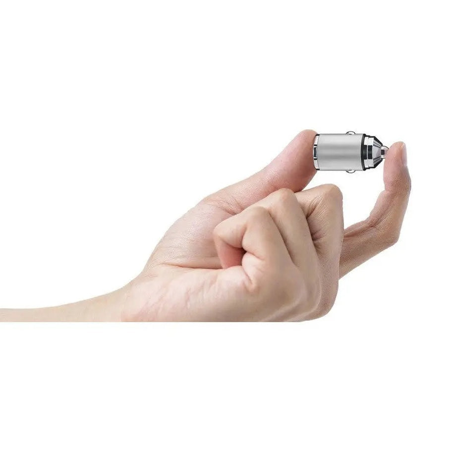 Caricabatterie per auto mini 2 porte da 30W tra le dita, immagine mostrante dimensioni compatte e connettore metallico.